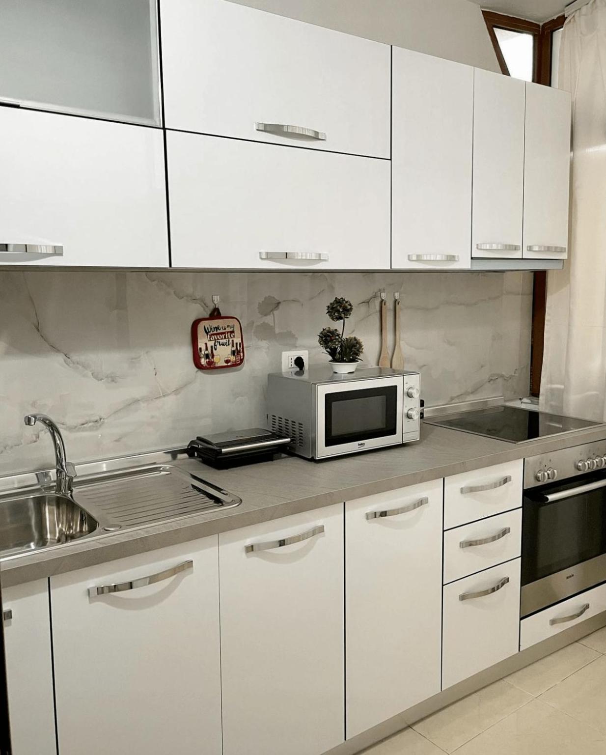 2bdr Komuna E Parisit Apartment *